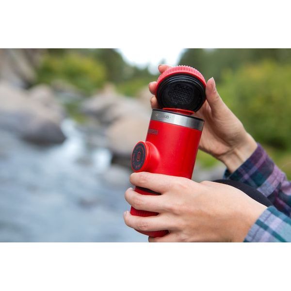 Портативна еспресо-кавоварка Wacaco Nanopresso червона з чохлом, механічна, для меленої кави 69050 фото