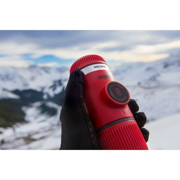 Портативна еспресо-кавоварка Wacaco Nanopresso червона з чохлом, механічна, для меленої кави 69050 фото