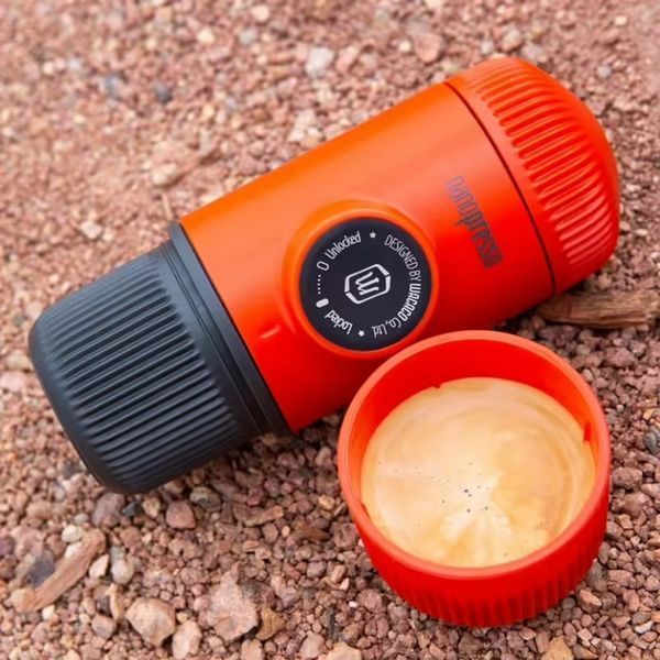 Портативна еспресо-кавоварка Wacaco Nanopresso червона з чохлом, механічна, для меленої кави 69050 фото