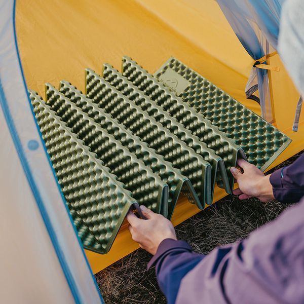 Килимок туристичний складаний одномісний IXPE Naturehike CNK2450WS044 з алюмінієвою плівкою, 195x60x1.8 см, оливковий 70906 фото